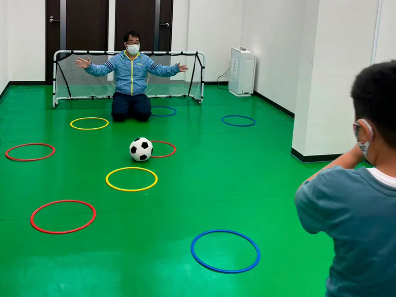 屋内サッカー活動の様子